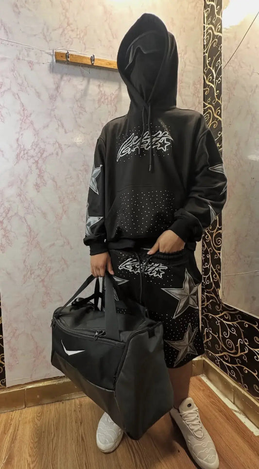 Hombre usando set Dawn Star Drip negro Kaletta con sneakers en look nocturno streetwea