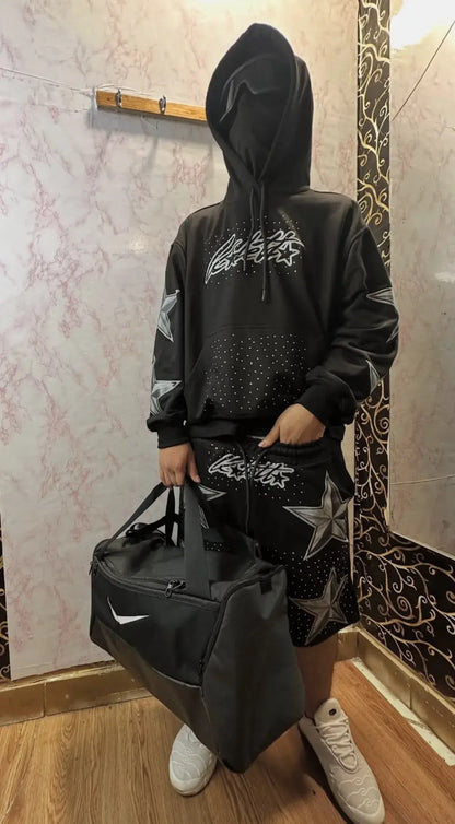 Hombre usando set Dawn Star Drip negro Kaletta con sneakers en look nocturno streetwea